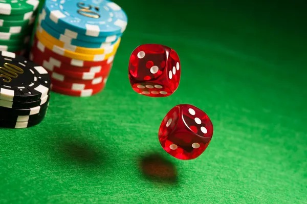 Live roulette wheel spin with game status and player count